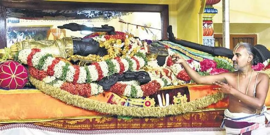 holidays peoples arrives at athi varadar temple in kancheepuram 